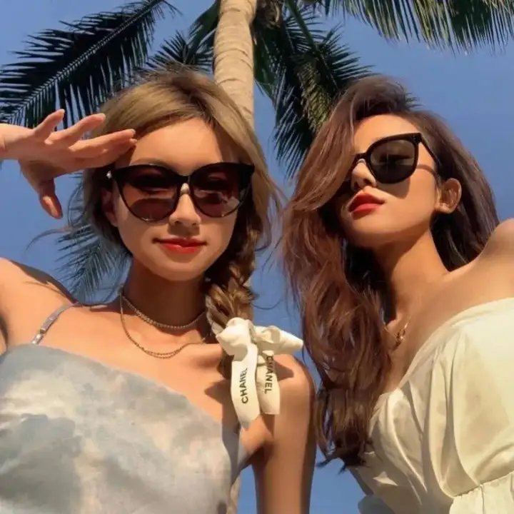 一个唱歌，另一个不唱歌